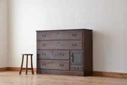アンティーク家具　アンティーク　小窓付きの使い込まれたチェスト(時代箪笥、ドロワー)