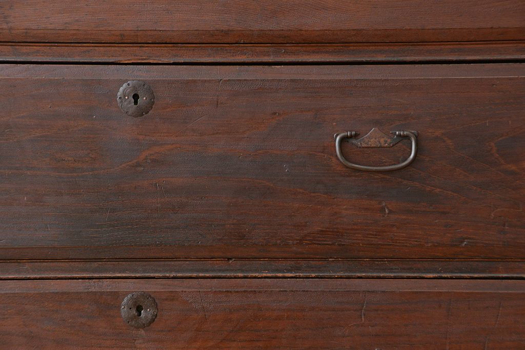 アンティーク家具　アンティーク　小窓付きの使い込まれたチェスト(時代箪笥、ドロワー)