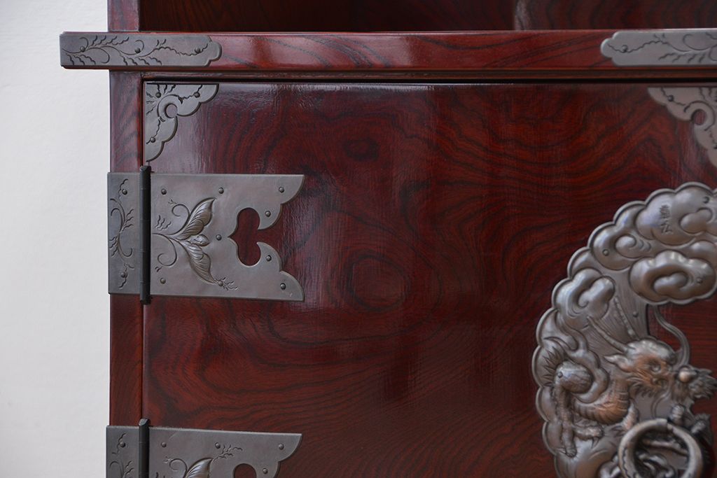 新同品　彫金、伝統工芸士「菊広」作、木地蝋塗り岩谷堂箪笥飾り棚(購入金額約60万)