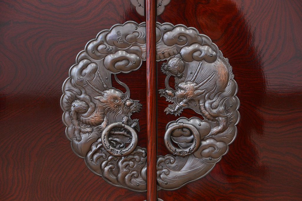 新同品　彫金、伝統工芸士「菊広」作、木地蝋塗り岩谷堂箪笥飾り棚(購入金額約60万)