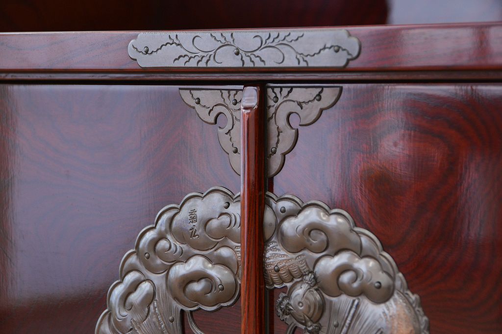 新同品　彫金、伝統工芸士「菊広」作、木地蝋塗り岩谷堂箪笥飾り棚(購入金額約60万)