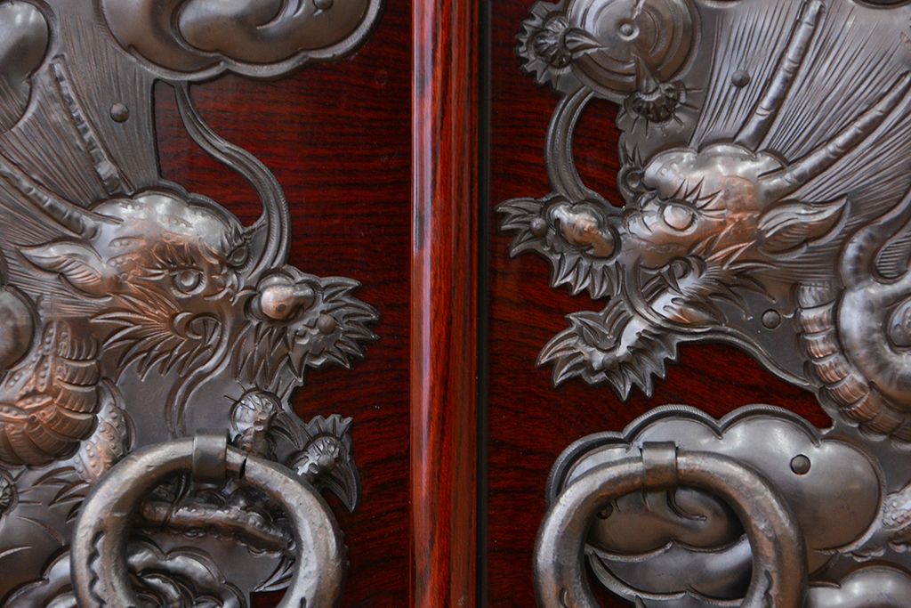 新同品　彫金、伝統工芸士「菊広」作、木地蝋塗り岩谷堂箪笥飾り棚(購入金額約60万)