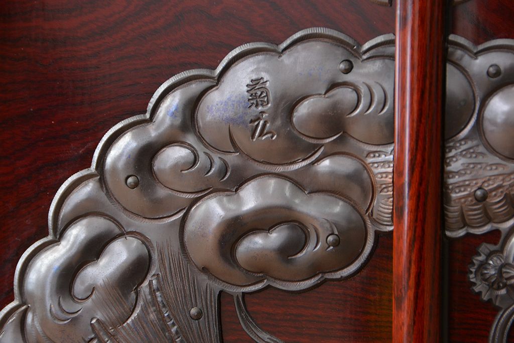 新同品　彫金、伝統工芸士「菊広」作、木地蝋塗り岩谷堂箪笥飾り棚(購入金額約60万)