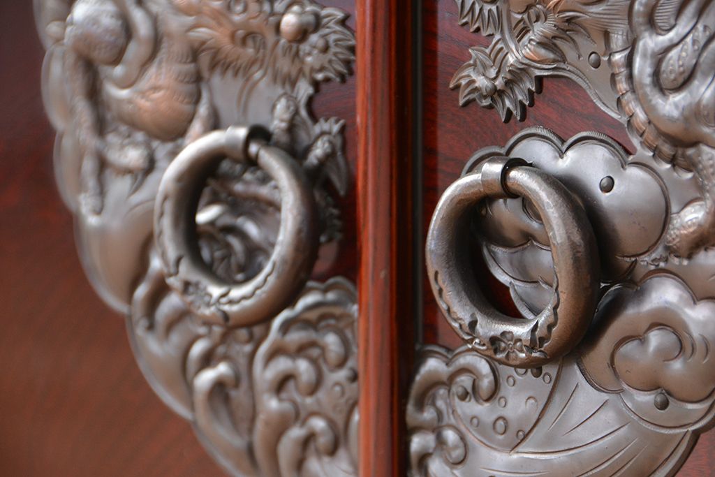 新同品　彫金、伝統工芸士「菊広」作、木地蝋塗り岩谷堂箪笥飾り棚(購入金額約60万)