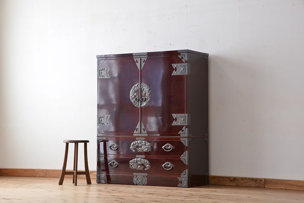 アンティーク家具　新同品　彫金、伝統工芸士「菊広」作、木地蝋塗り観音扉付き岩谷堂箪笥(購入金額約90万)