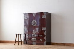 アンティーク家具　新同品　彫金、伝統工芸士「菊広」作、木地蝋塗り観音扉付き岩谷堂箪笥(購入金額約90万)