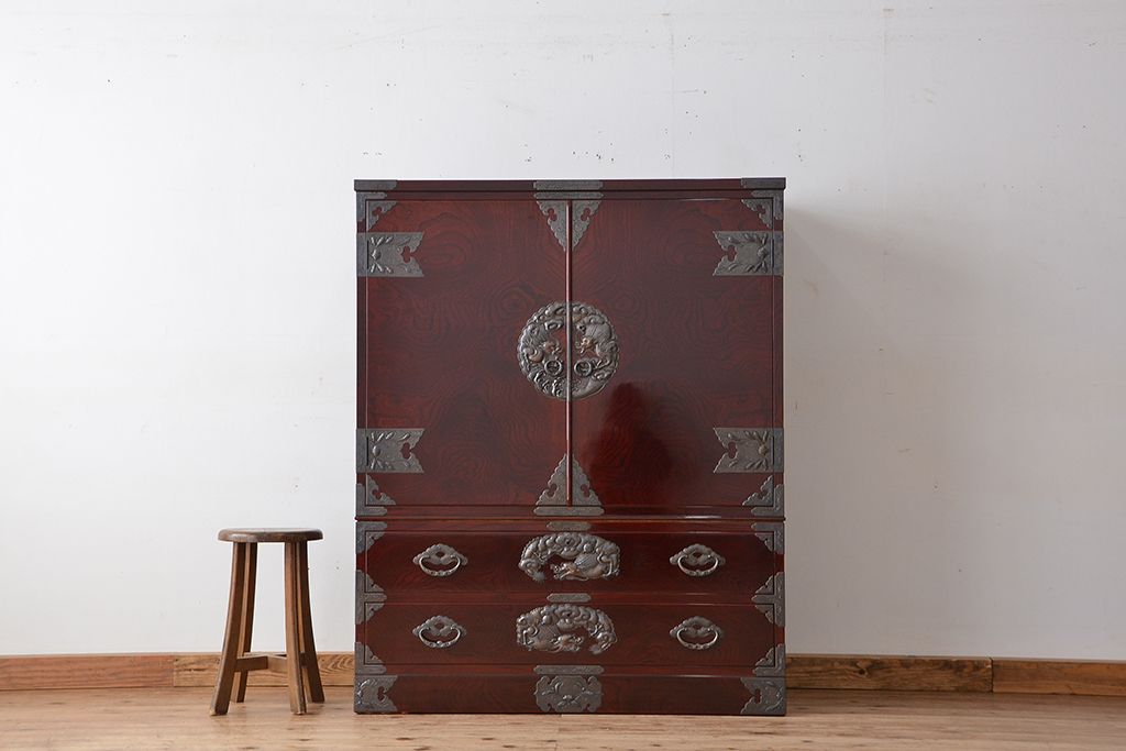 アンティーク家具　新同品　彫金、伝統工芸士「菊広」作、木地蝋塗り観音扉付き岩谷堂箪笥(購入金額約90万)