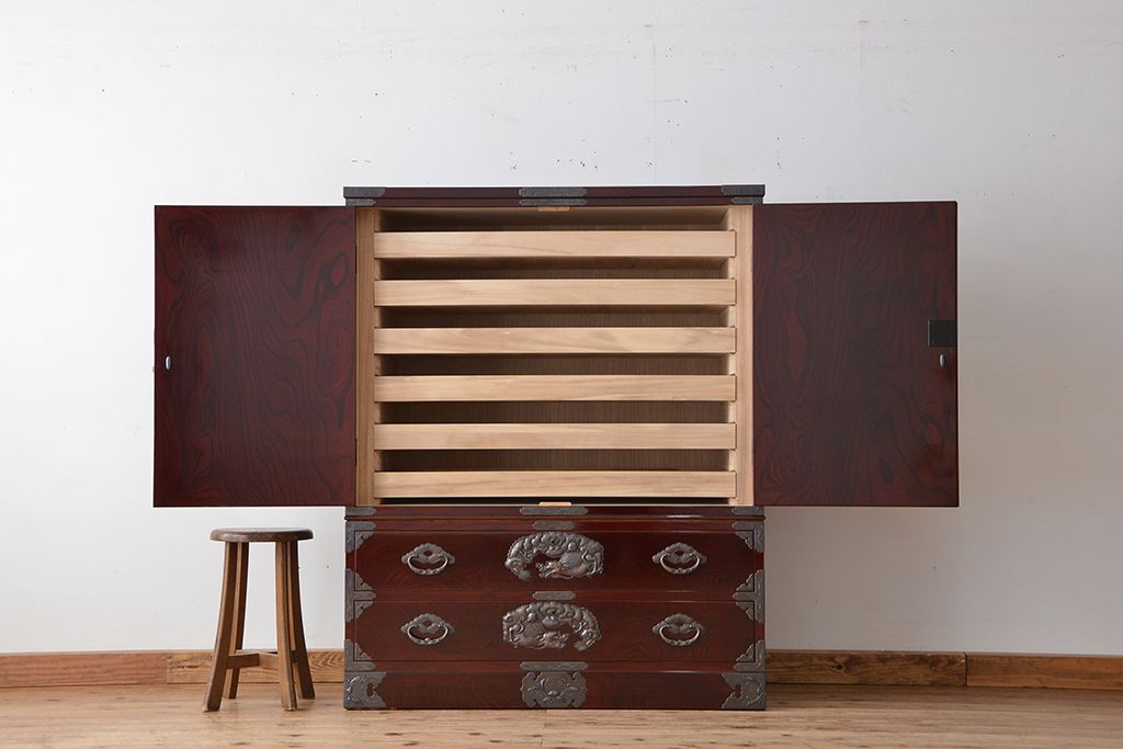 アンティーク家具　新同品　彫金、伝統工芸士「菊広」作、木地蝋塗り観音扉付き岩谷堂箪笥(購入金額約90万)