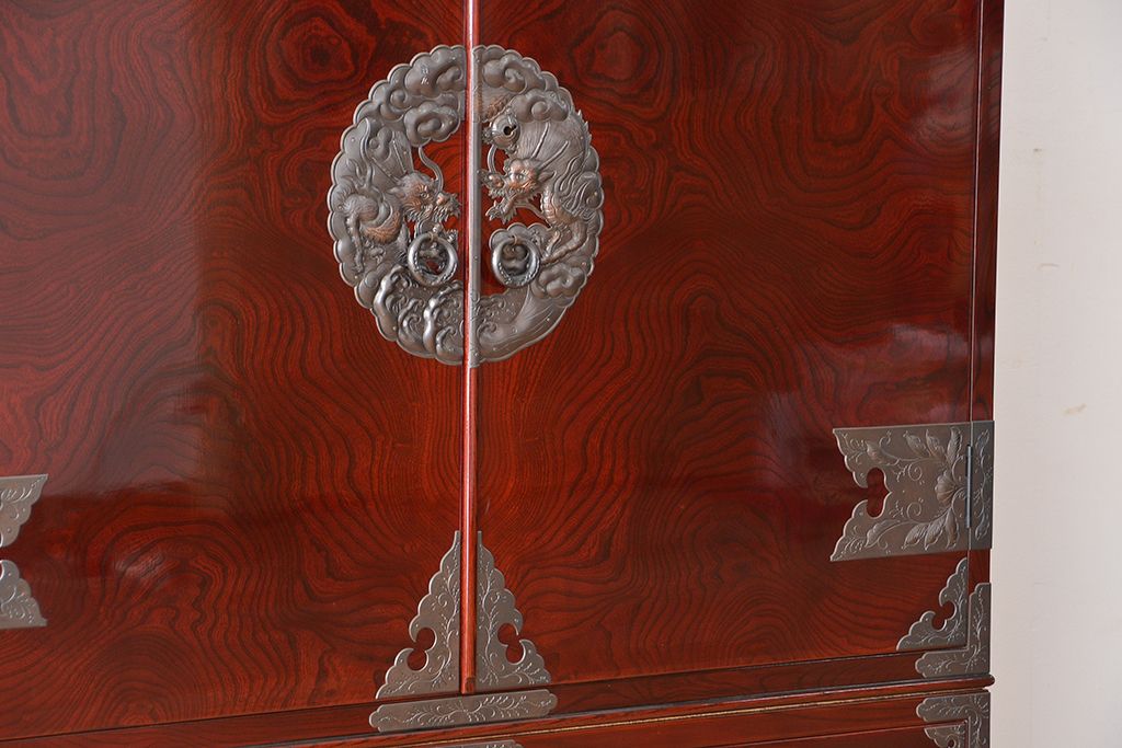 アンティーク家具　新同品　彫金、伝統工芸士「菊広」作、木地蝋塗り観音扉付き岩谷堂箪笥(購入金額約90万)