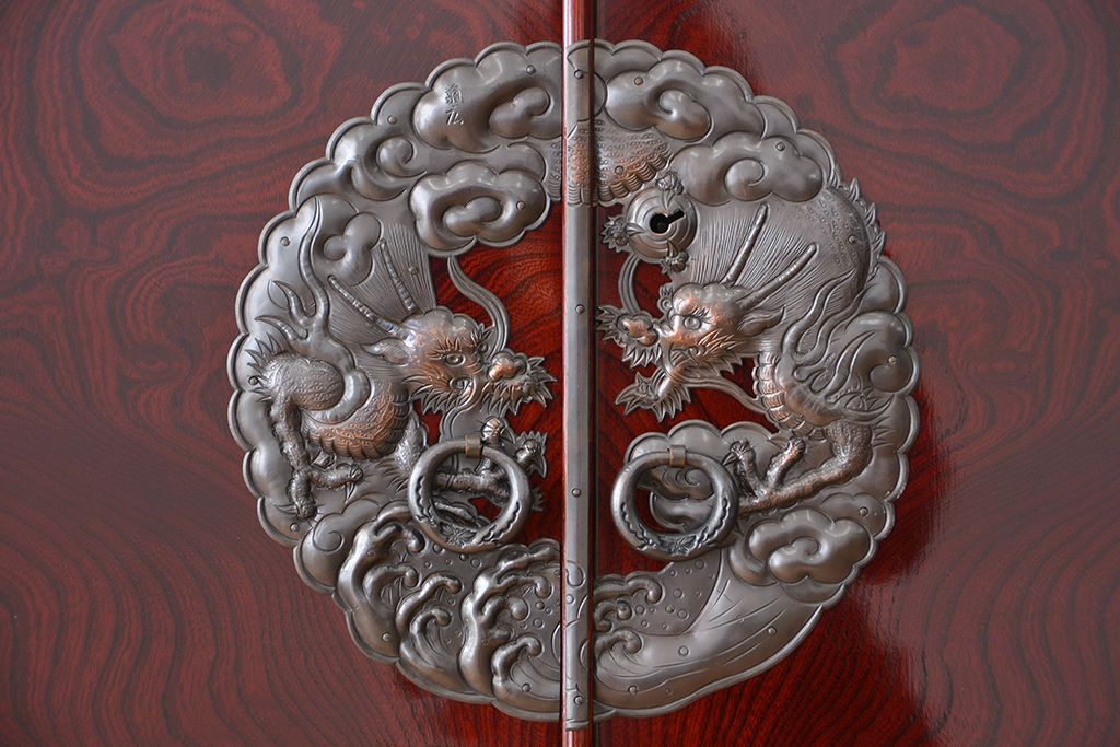 アンティーク家具　新同品　彫金、伝統工芸士「菊広」作、木地蝋塗り観音扉付き岩谷堂箪笥(購入金額約90万)