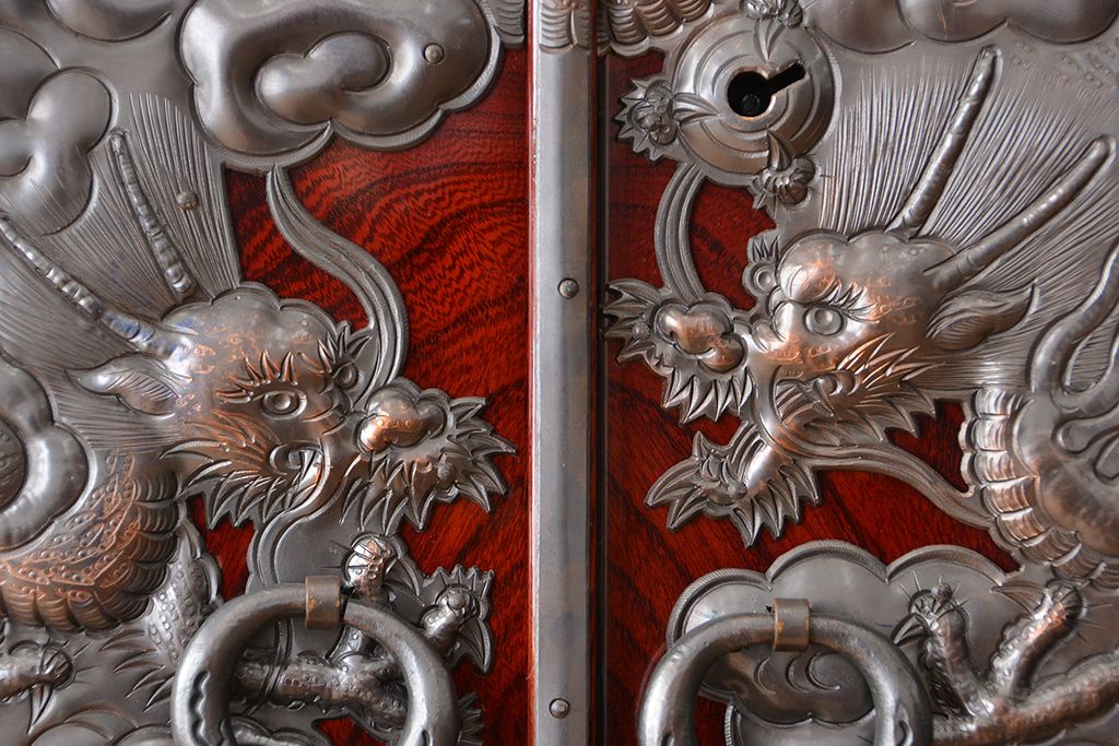 アンティーク家具　新同品　彫金、伝統工芸士「菊広」作、木地蝋塗り観音扉付き岩谷堂箪笥(購入金額約90万)