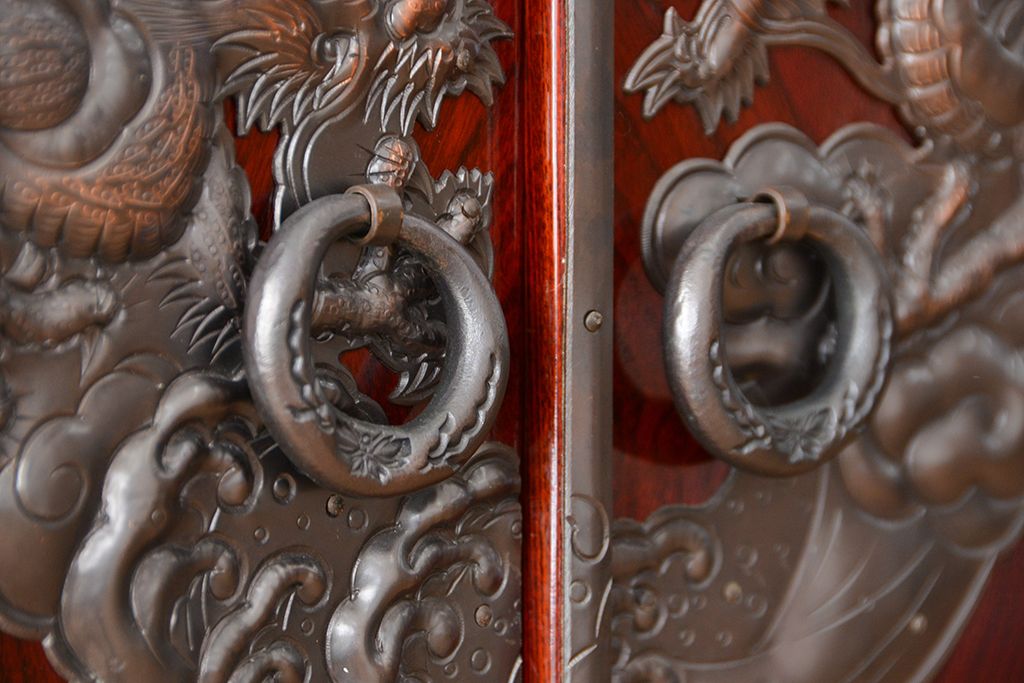 アンティーク家具　新同品　彫金、伝統工芸士「菊広」作、木地蝋塗り観音扉付き岩谷堂箪笥(購入金額約90万)