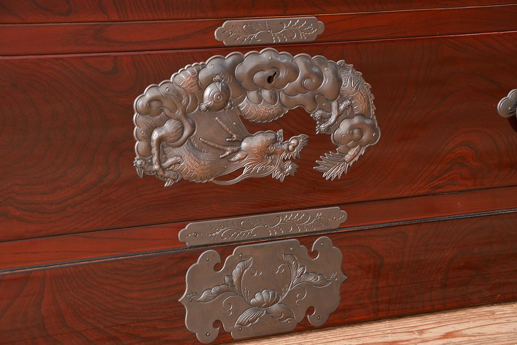 アンティーク家具　新同品　彫金、伝統工芸士「菊広」作、木地蝋塗り観音扉付き岩谷堂箪笥(購入金額約90万)