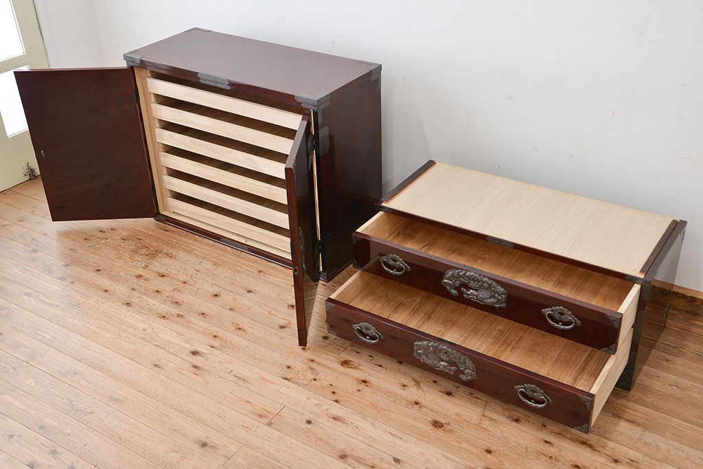 アンティーク家具　新同品　彫金、伝統工芸士「菊広」作、木地蝋塗り観音扉付き岩谷堂箪笥(購入金額約90万)