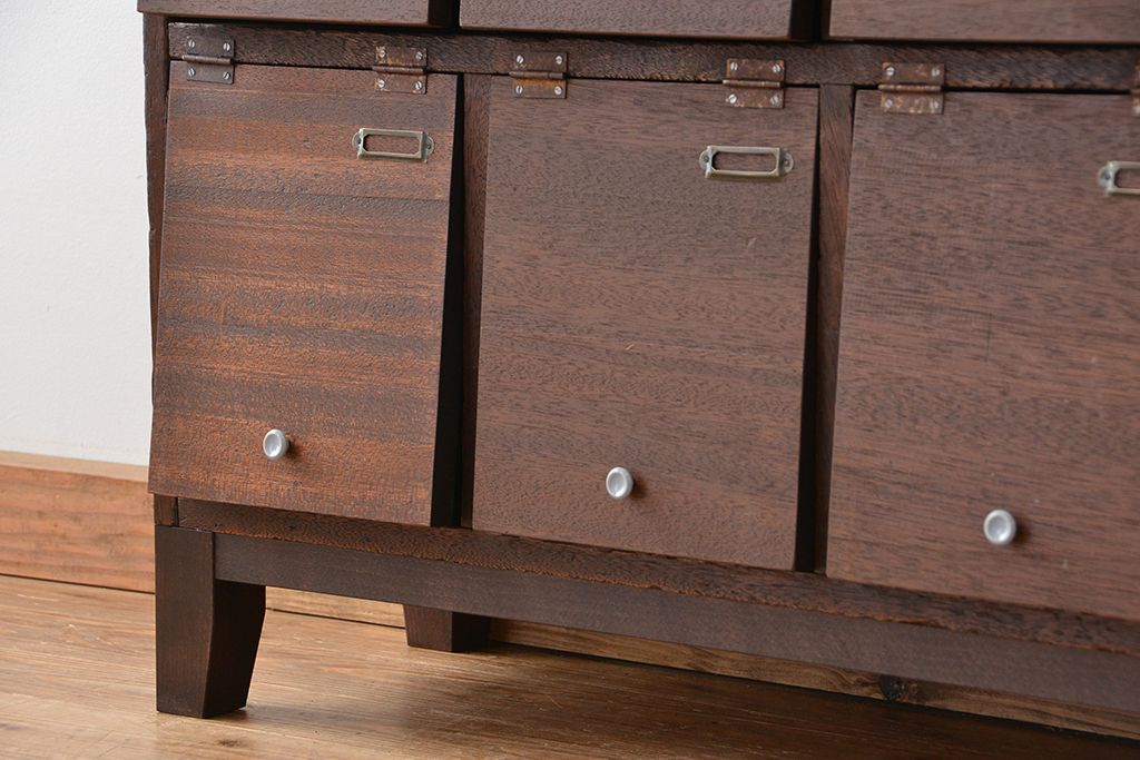 レトロ家具　昭和レトロ　ネームプレート付き、20升、脚付きパタパタ下駄箱(収納棚、マス目棚)