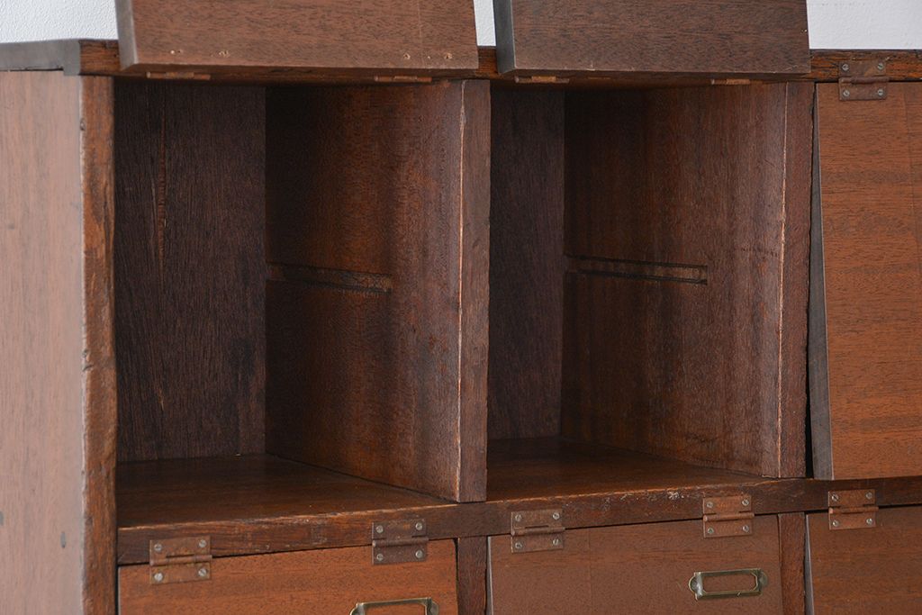 レトロ家具　昭和レトロ　ネームプレート付き、20升、脚付きパタパタ下駄箱(収納棚、マス目棚)