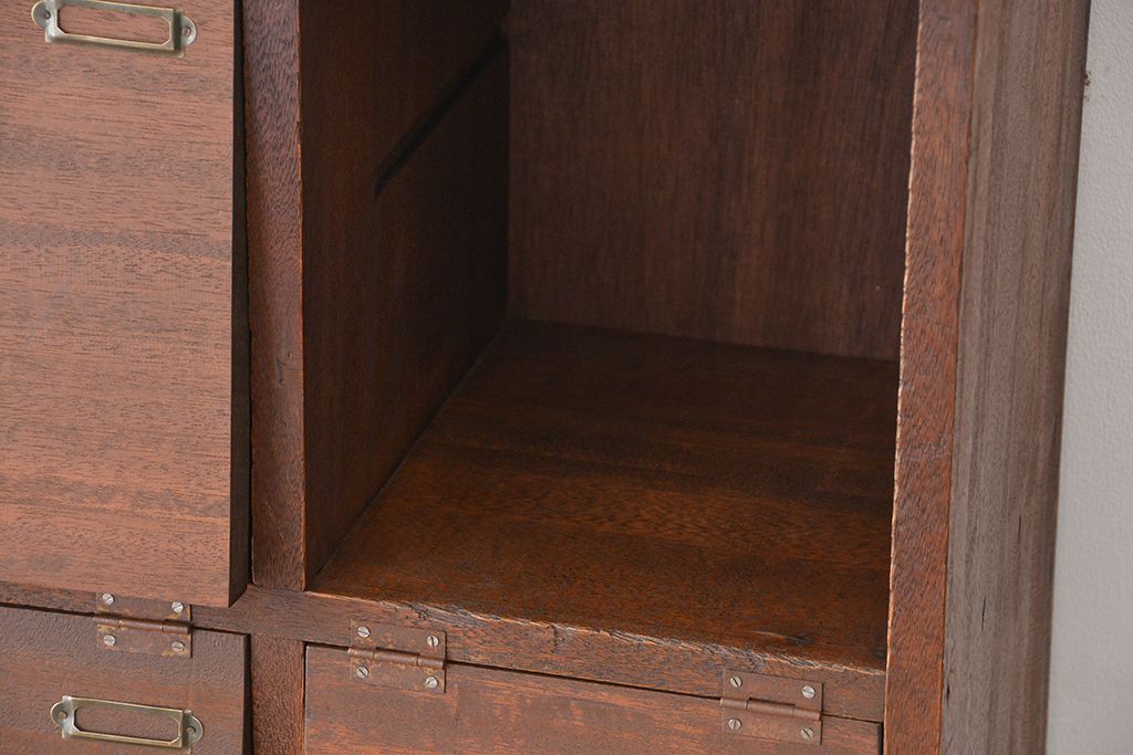 レトロ家具　昭和レトロ　ネームプレート付き、20升、脚付きパタパタ下駄箱(収納棚、マス目棚)