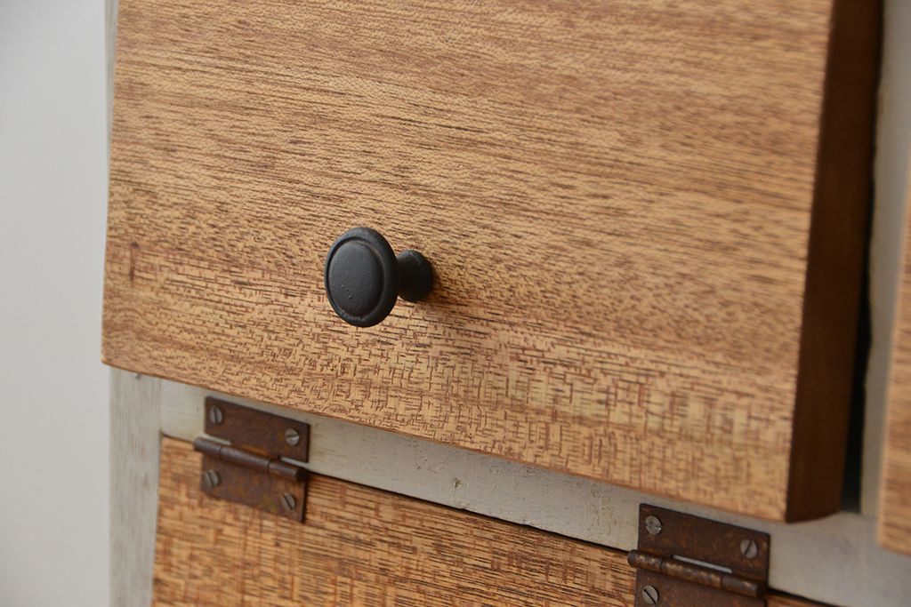 アンティーク家具　アンティーク　ネームプレート付き、白いペイントと木味扉のパタパタ下駄箱(収納棚、升目棚)