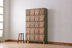 レトロ家具　昭和レトロ　ネームプレート付きペイントと木味扉の脚付きパタパタ下駄箱(収納棚、升目棚)