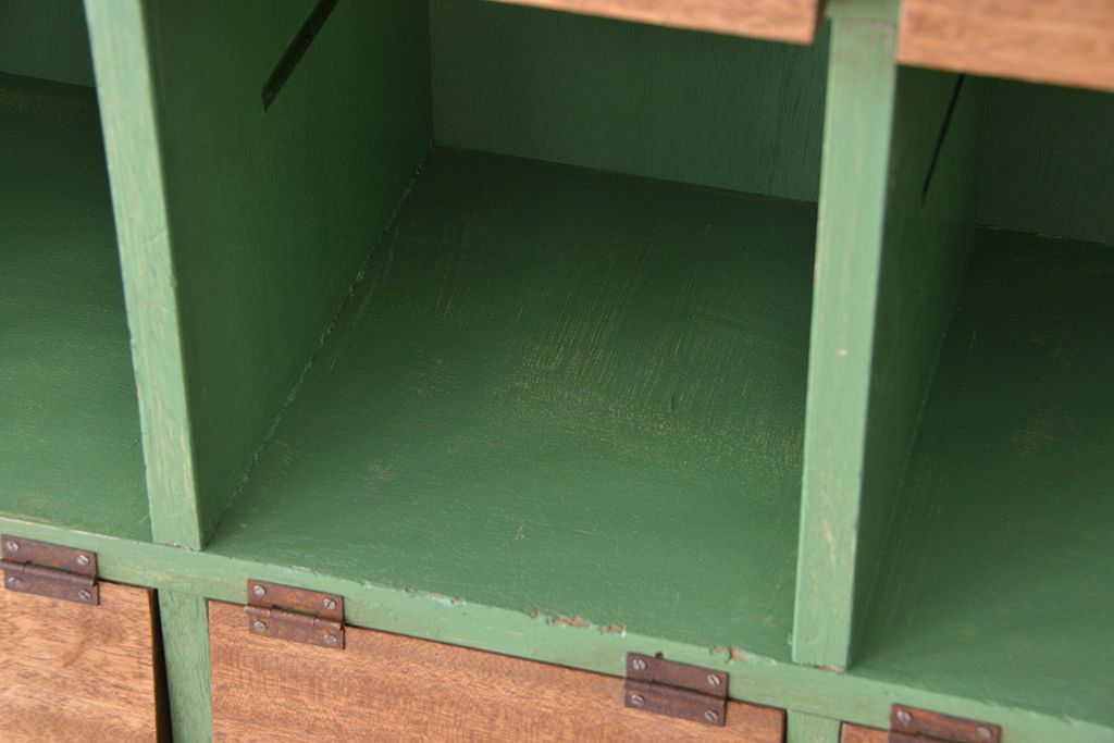 レトロ家具　昭和レトロ　ネームプレート付きペイントと木味扉の脚付きパタパタ下駄箱(収納棚、升目棚)