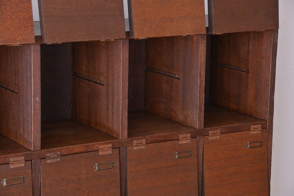 アンティーク家具　アンティーク　ネームプレート付き25升、重厚なパタパタ下駄箱(収納棚、升目棚)