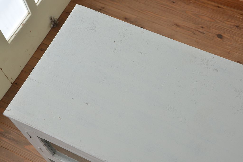 アンティーク家具　アンティーク　白いペイントの上質でかわいらしい二段重ね食器棚(収納棚)