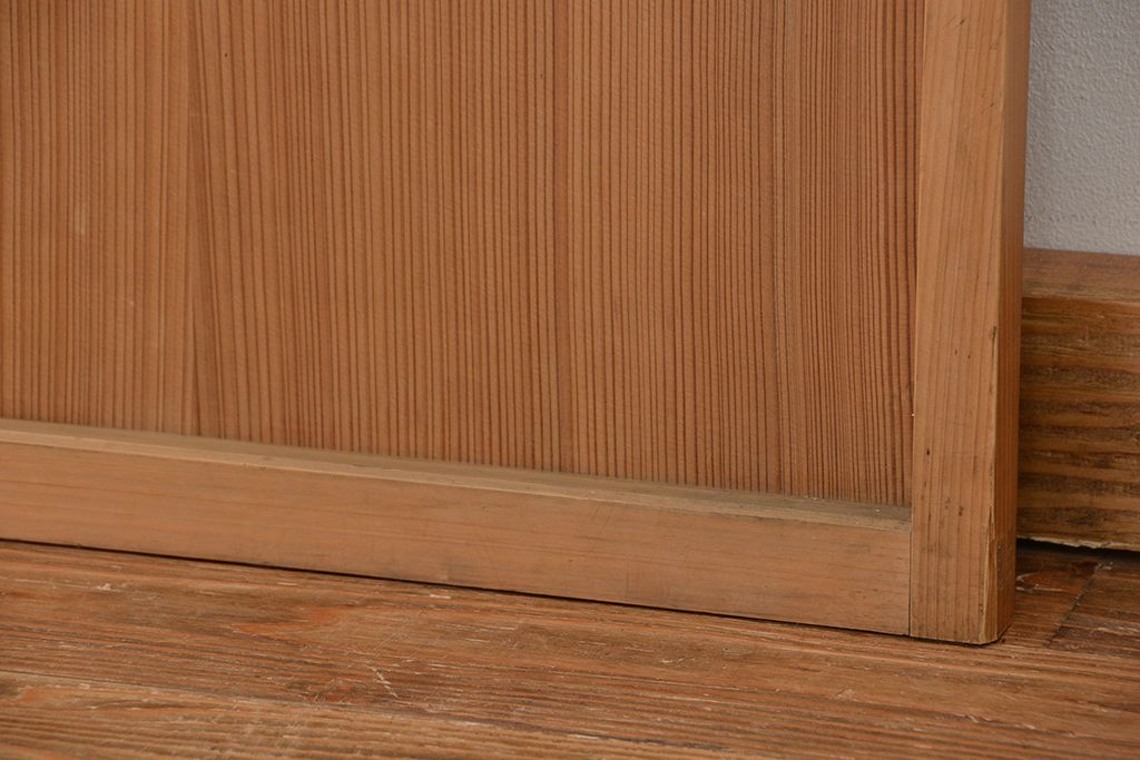 昭和レトロ　柾目の杢目が上質な幅せま扉(ドア)