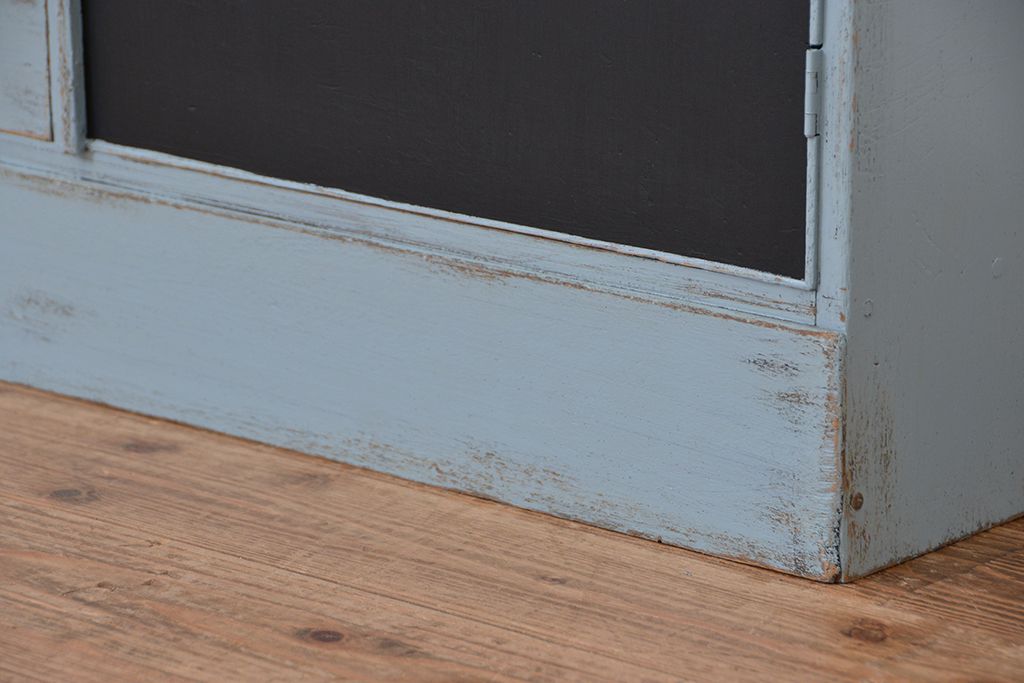 レトロ家具　昭和レトロ　黒板付きのアンティークペイント収納棚(本棚、本箱)