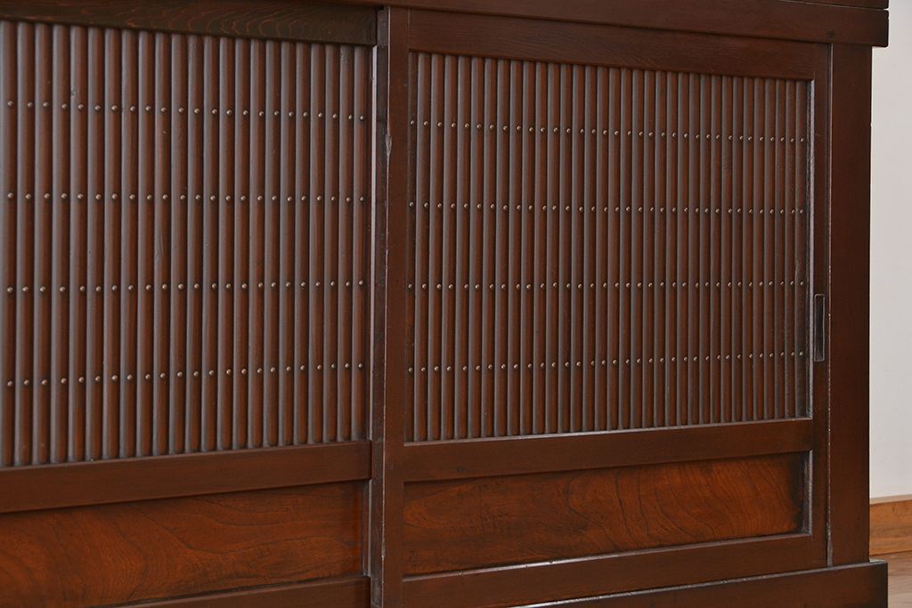 アンティーク家具　明治〜大正時代　丸桟引き戸の美しい二段重ね水屋箪笥(食器棚、収納棚)