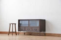 レトロ家具　昭和レトロ　鉄脚付きアンティークローボード(1)(収納棚)