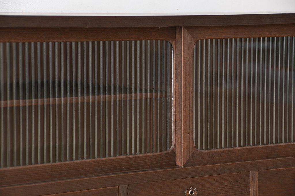 レトロ家具　昭和レトロ　鉄脚付きアンティークローボード(1)(収納棚)