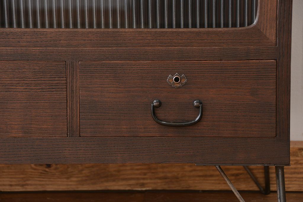 レトロ家具　昭和レトロ　鉄脚付きアンティークローボード(1)(収納棚)