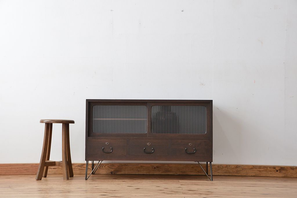 レトロ家具　昭和レトロ　鉄脚付きアンティークローボード?(収納棚)