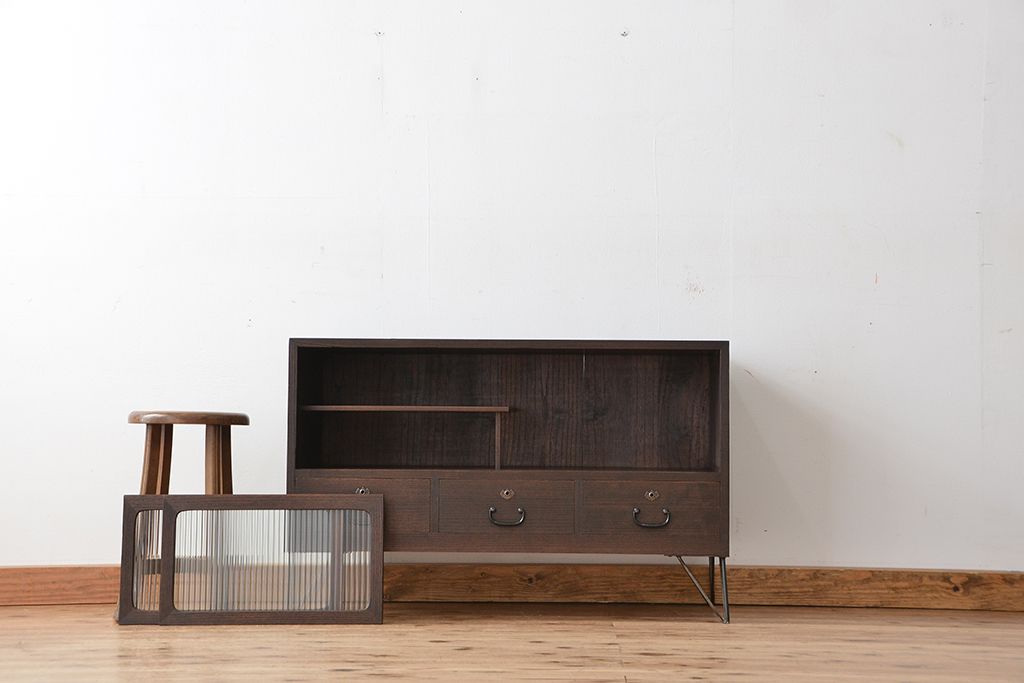 レトロ家具　昭和レトロ　鉄脚付きアンティークローボード?(収納棚)