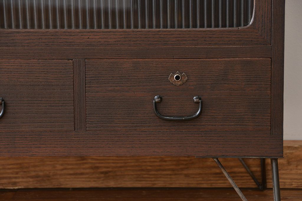 レトロ家具　昭和レトロ　鉄脚付きアンティークローボード?(収納棚)