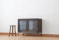 アンティーク家具　アンティーク　古い木の鉄脚付きモールガラス観音開き収納棚(ローボード)