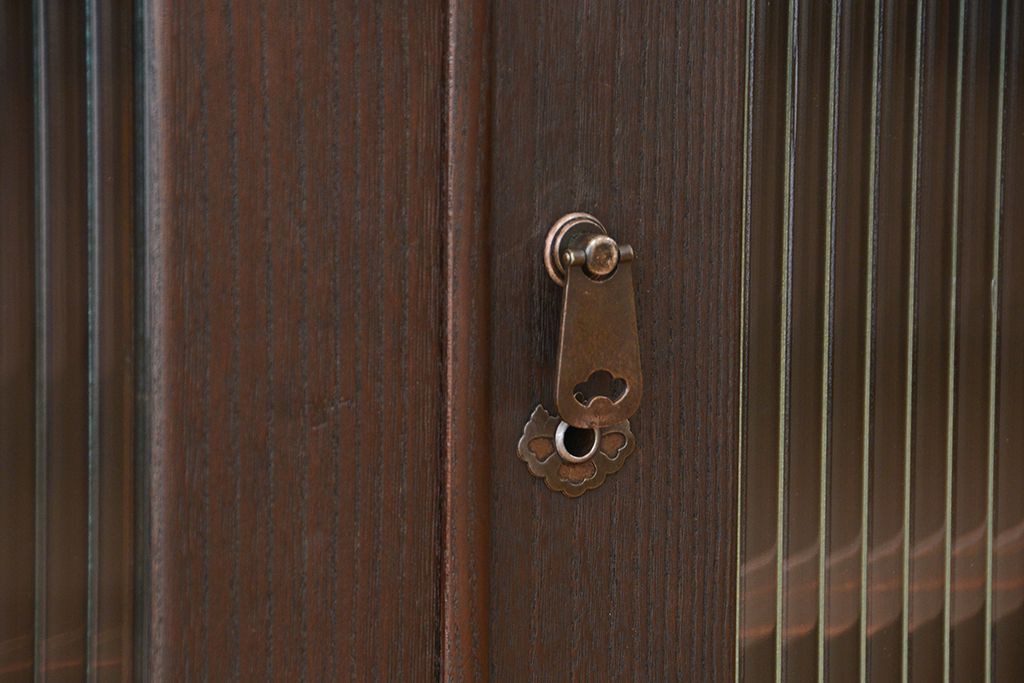 アンティーク家具　アンティーク　古い木の鉄脚付きモールガラス観音開き収納棚(ローボード)