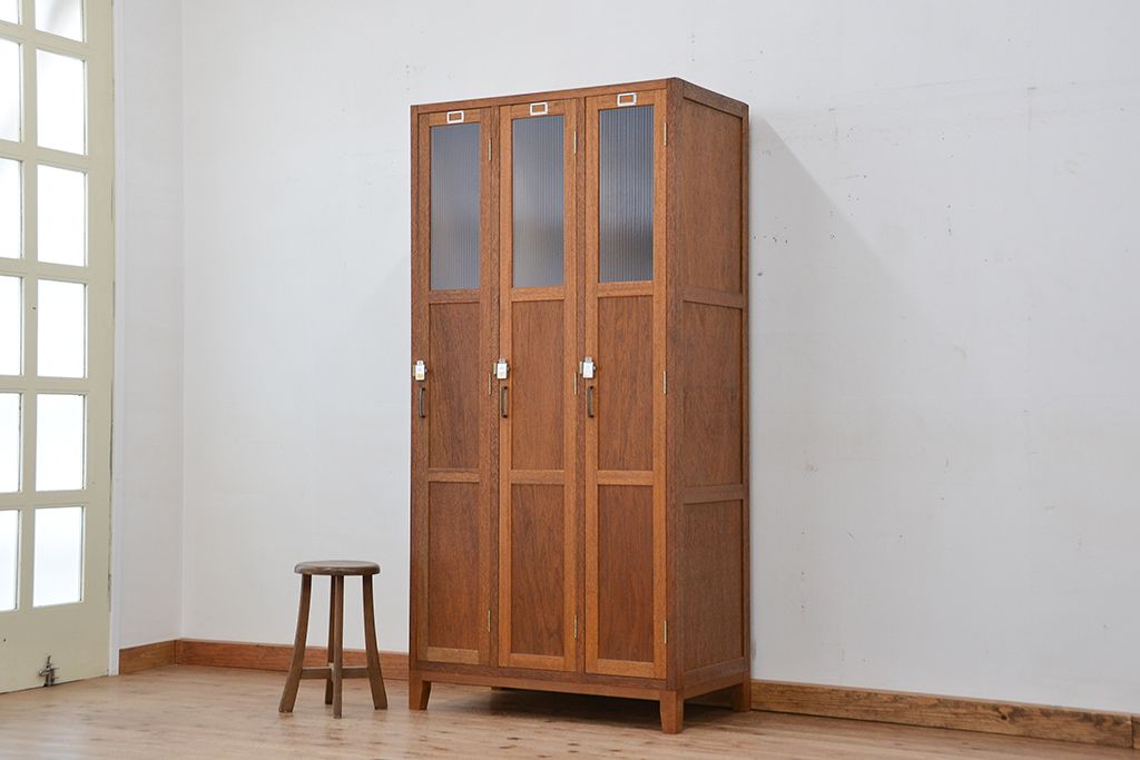 レトロ家具　昭和レトロ　1960年代シンプルな脚付きアンティーク三連ロッカー