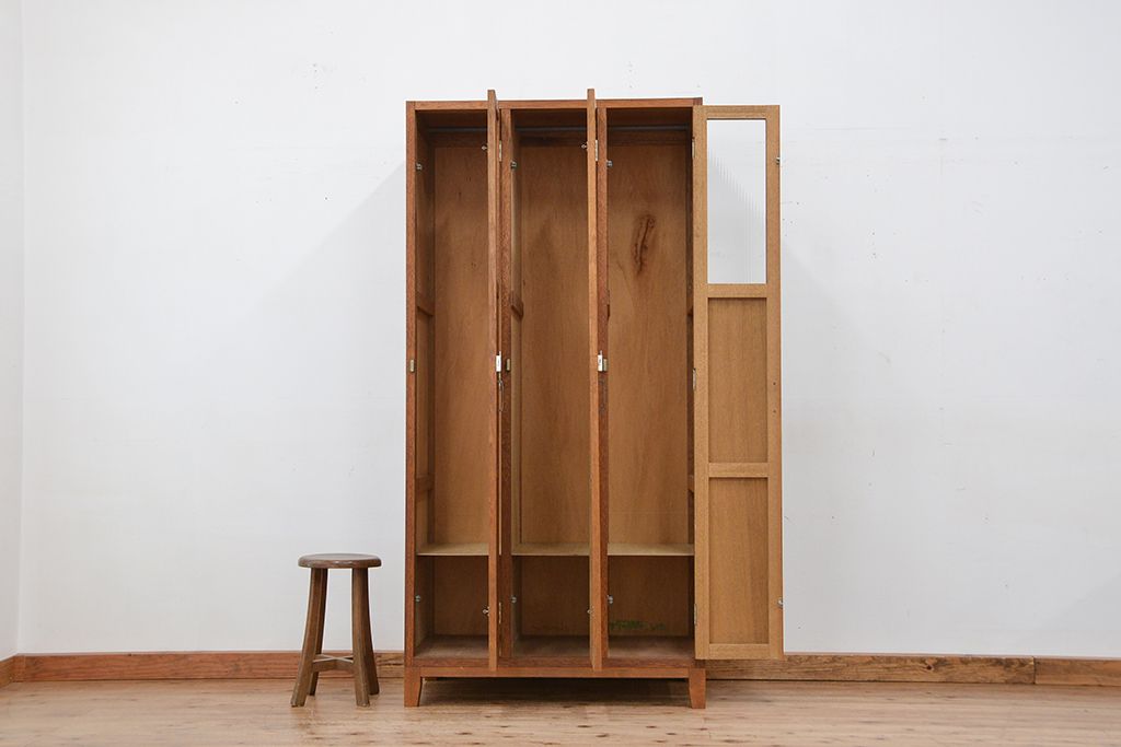 レトロ家具　昭和レトロ　1960年代シンプルな脚付きアンティーク三連ロッカー
