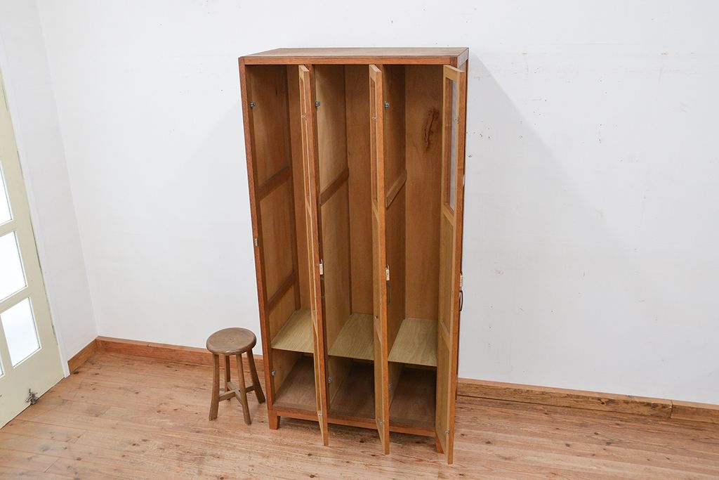 レトロ家具　昭和レトロ　1960年代シンプルな脚付きアンティーク三連ロッカー