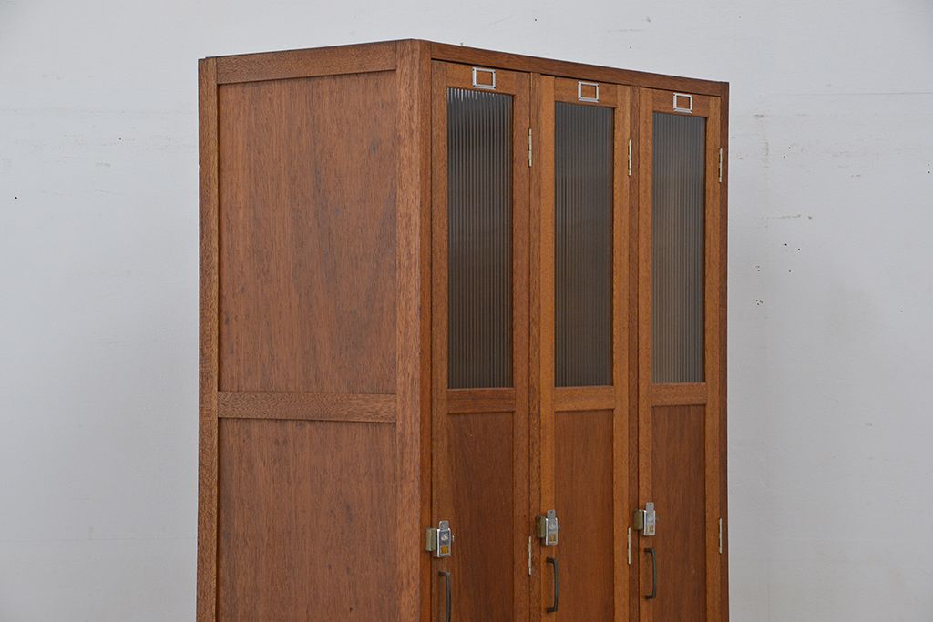 レトロ家具　昭和レトロ　1960年代シンプルな脚付きアンティーク三連ロッカー