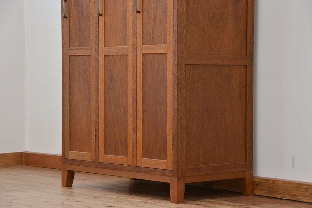 レトロ家具　昭和レトロ　1960年代シンプルな脚付きアンティーク三連ロッカー