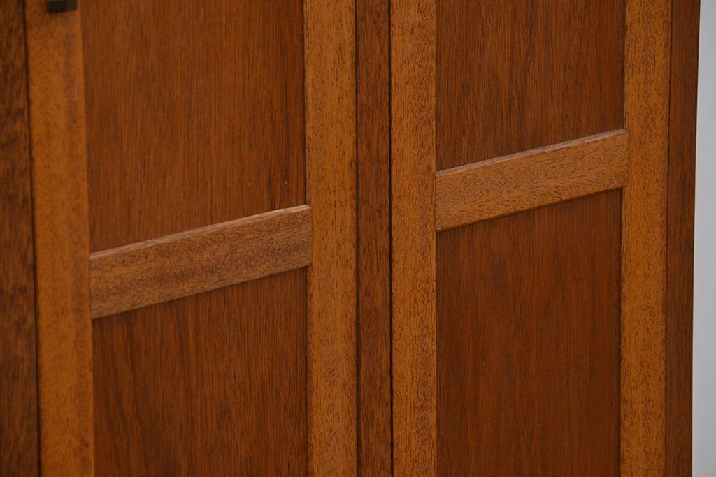 レトロ家具　昭和レトロ　1960年代シンプルな脚付きアンティーク三連ロッカー