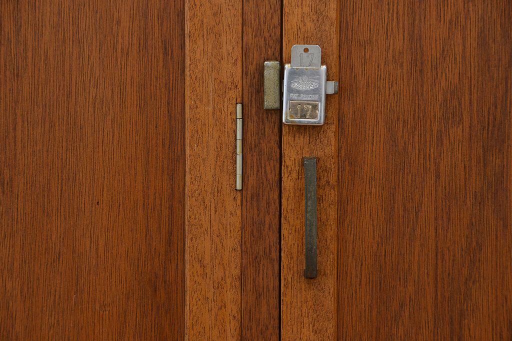 レトロ家具　昭和レトロ　1960年代シンプルな脚付きアンティーク三連ロッカー