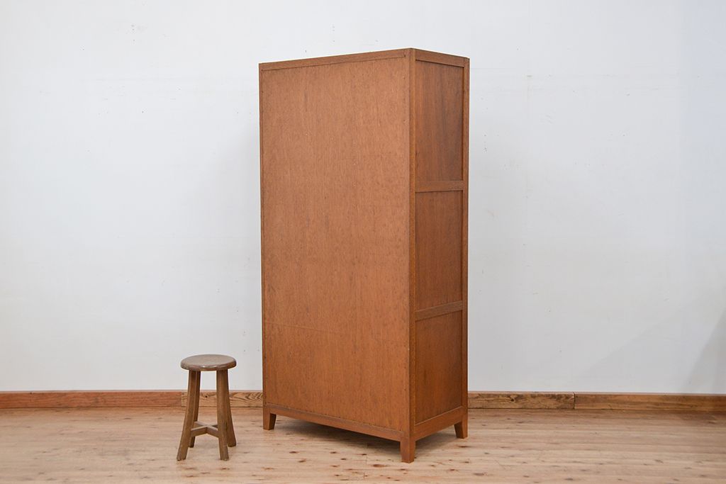 レトロ家具　昭和レトロ　1960年代シンプルな脚付きアンティーク三連ロッカー