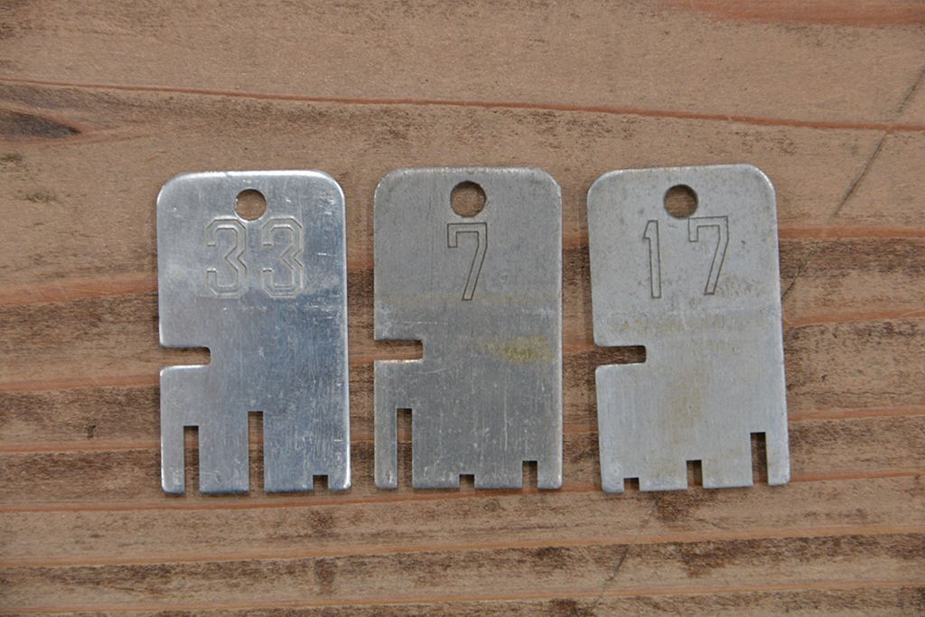 レトロ家具　昭和レトロ　1960年代シンプルな脚付きアンティーク三連ロッカー