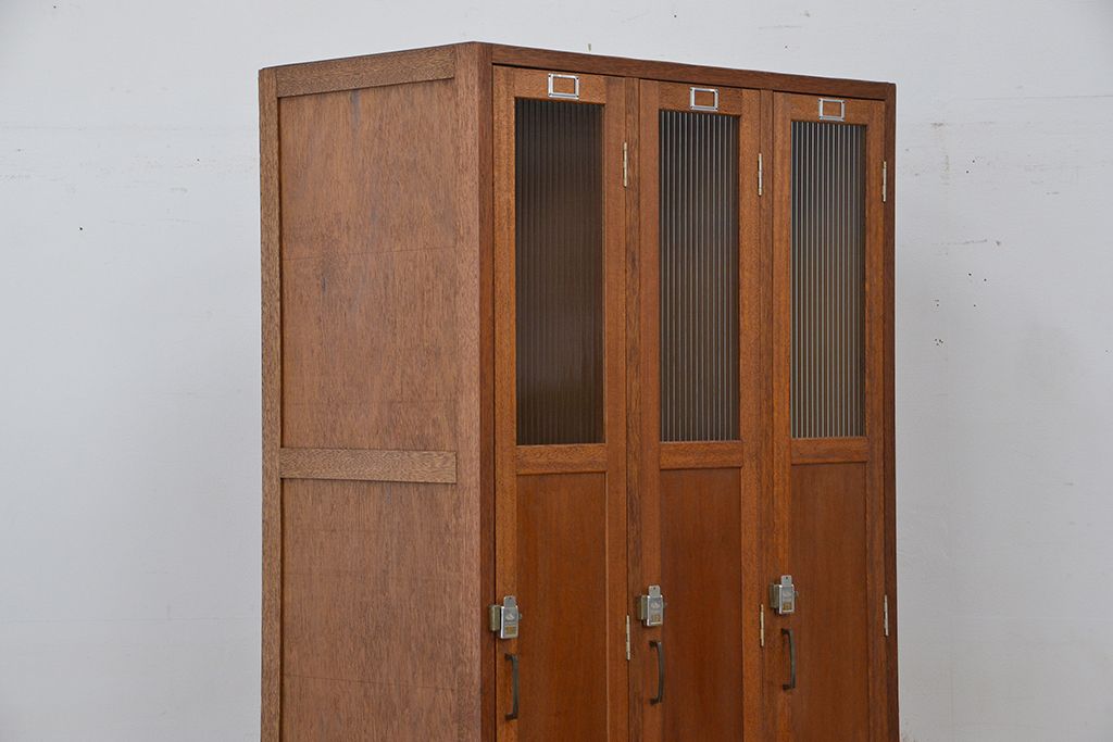 レトロ家具　昭和レトロ　1960年代シンプルな脚付きアンティーク三連ロッカー(2)