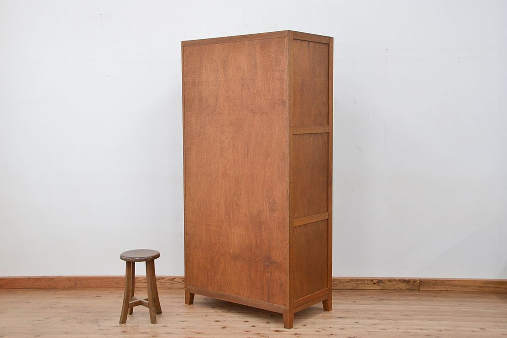レトロ家具　昭和レトロ　1960年代シンプルな脚付きアンティーク三連ロッカー(2)