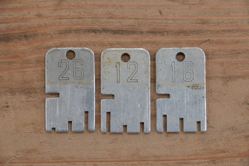 レトロ家具　昭和レトロ　1960年代シンプルな脚付きアンティーク三連ロッカー(2)
