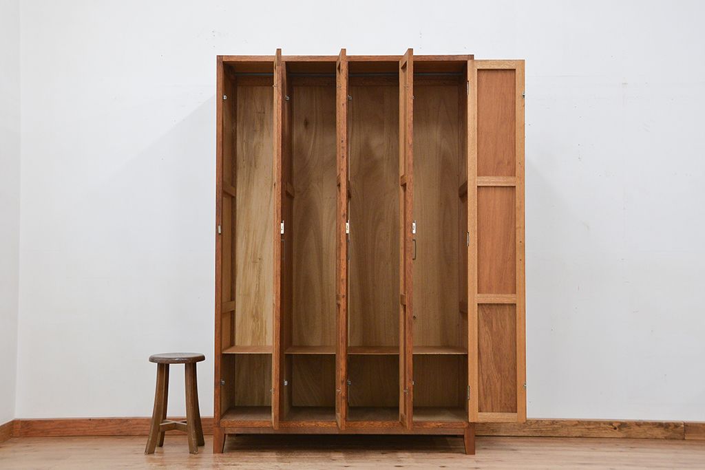 レトロ家具　昭和レトロ　1960年代シンプルな脚付きアンティーク四連ロッカー